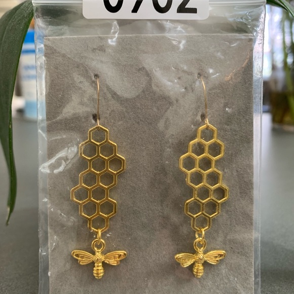 🔥5/$20🔥 Handcrafted Gold-Tone Bee and Hive Earrings New - Picture 2 of 6